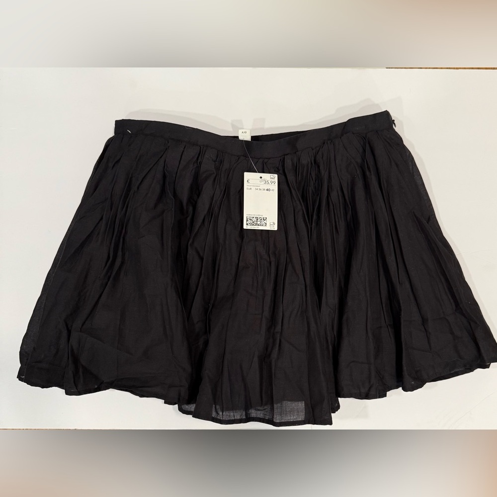 H&M Black Pleated Skirt - size 8
